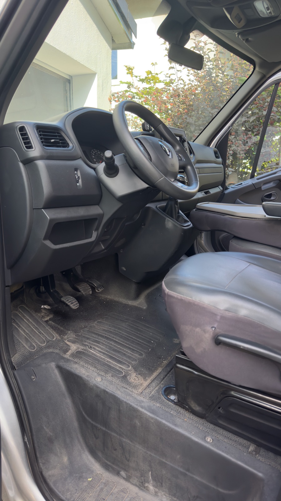 Renault Master Innenraum vor der Aufbereitung durch Shine by Sly